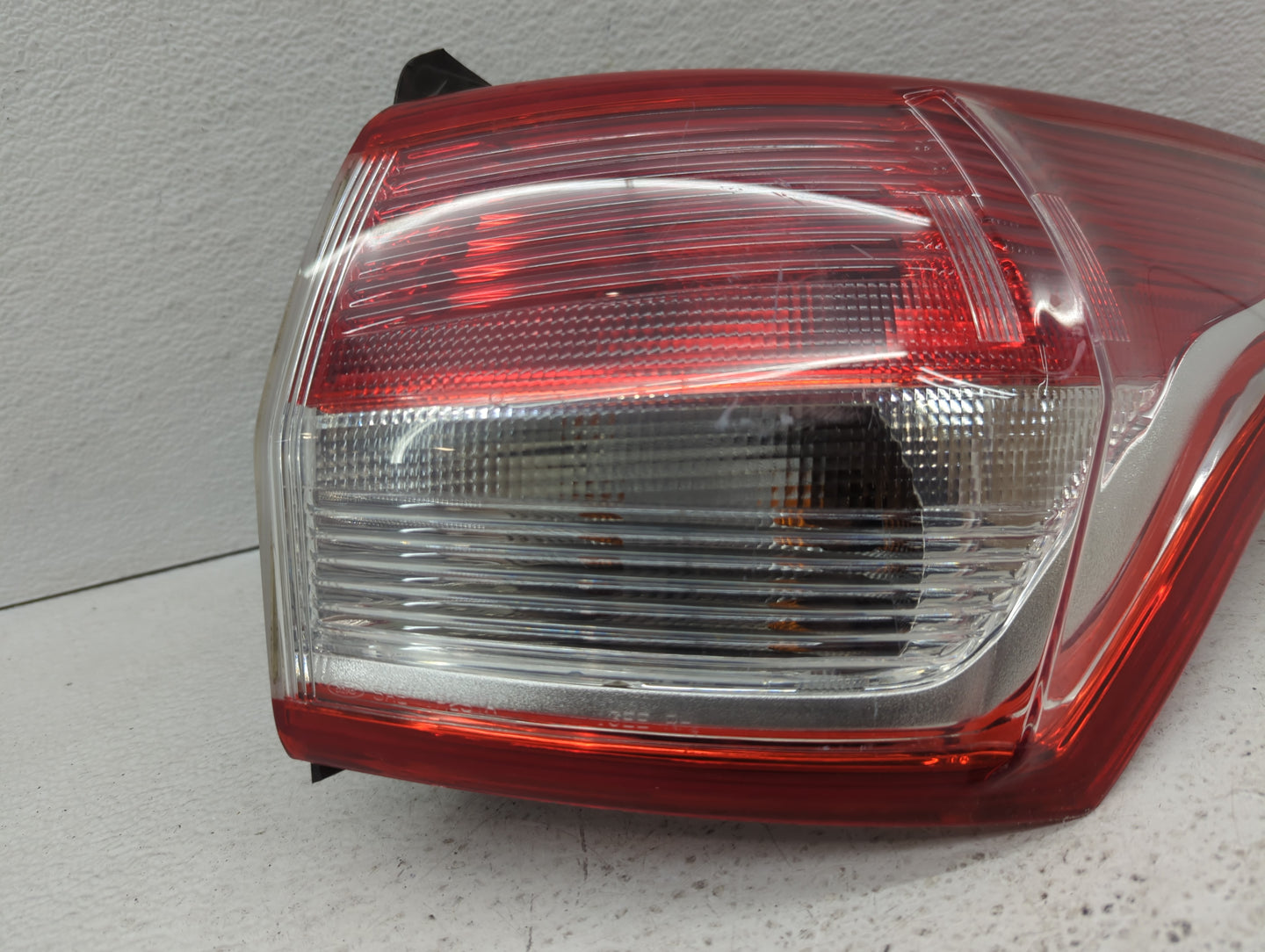 2008-2012 Ford Escape Tail Light Assembly Passenger Right OEM P/N:VPCJ5X-13440 CJ54-13404-A Fits Fits 2008 2009 2010 2011 20