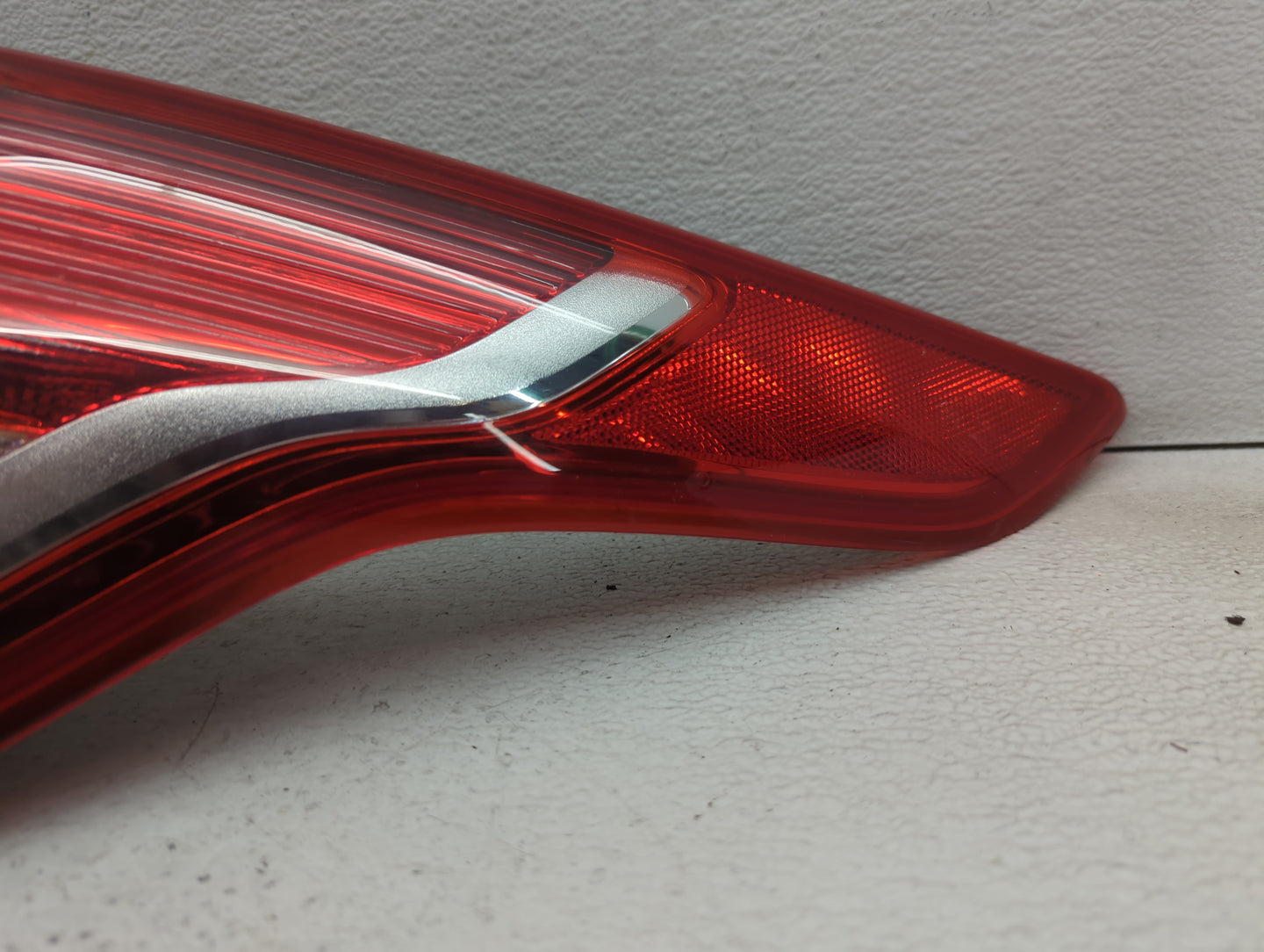 2008-2012 Ford Escape Tail Light Assembly Passenger Right OEM P/N:VPCJ5X-13440 CJ54-13404-A Fits Fits 2008 2009 2010 2011 20