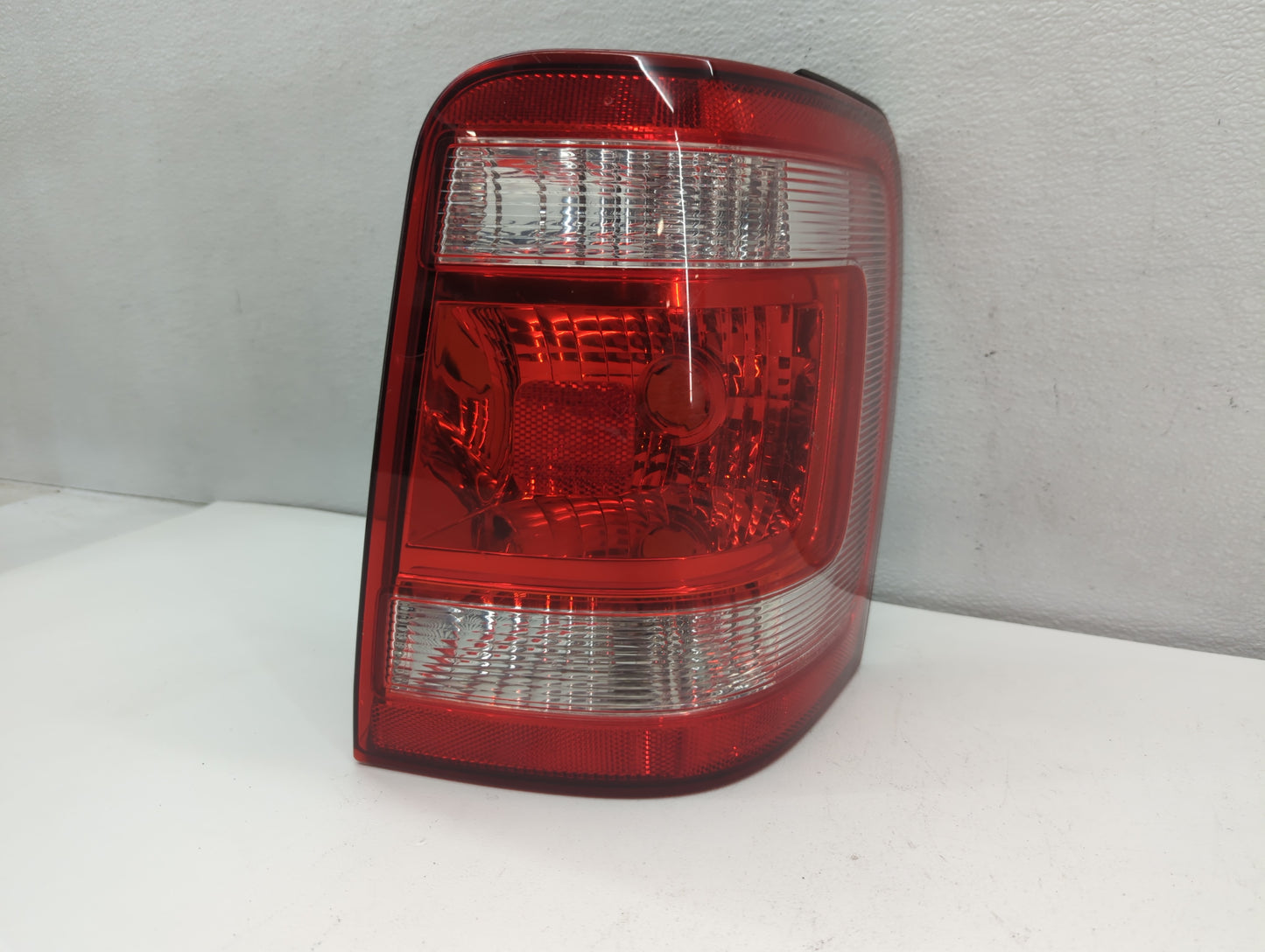 2008-2012 Ford Escape Tail Light Assembly Passenger Right OEM P/N:8L84-13B504-A Fits Fits 2008 2009 2010 2011 2012 OEM Used 