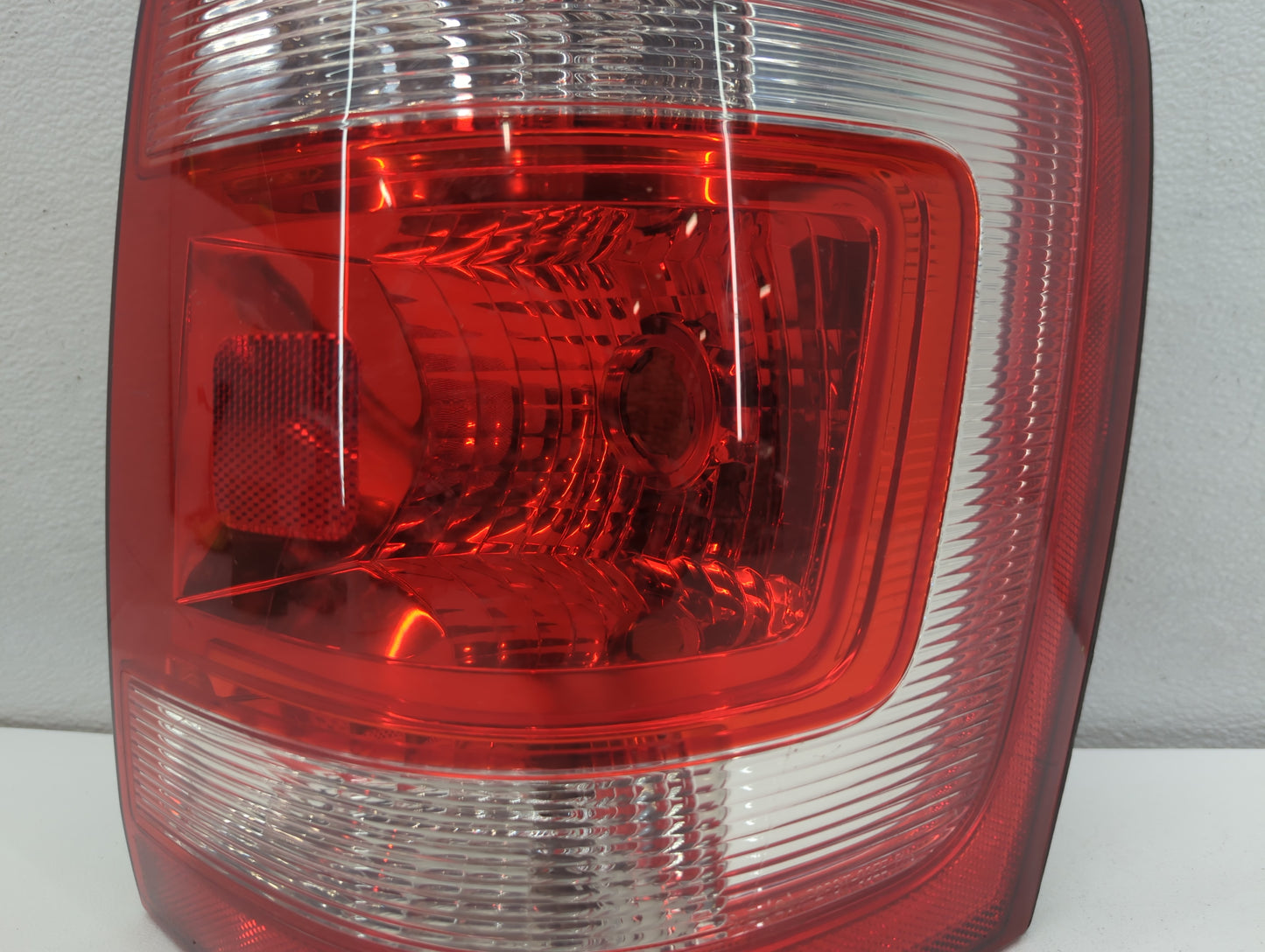 2008-2012 Ford Escape Tail Light Assembly Passenger Right OEM P/N:8L84-13B504-A Fits Fits 2008 2009 2010 2011 2012 OEM Used 