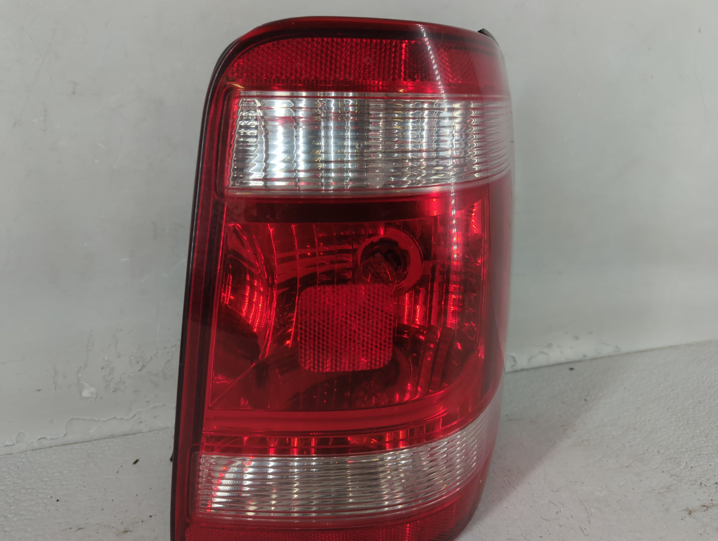 2008-2012 Ford Escape Tail Light Assembly Passenger Right OEM P/N:44ZH-1922 B Fits Fits 2008 2009 2010 2011 2012 OEM Used Au