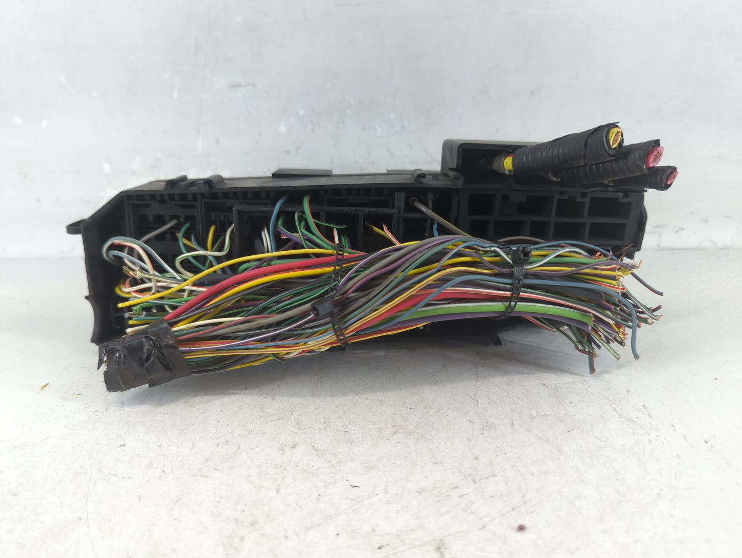 2011-2012 Ford Escape Fusebox Fuse Box Panel Relay Module P/N:8L8T-14A003-AE Fits Fits 2011 2012 OEM Used Auto Parts - Oemus