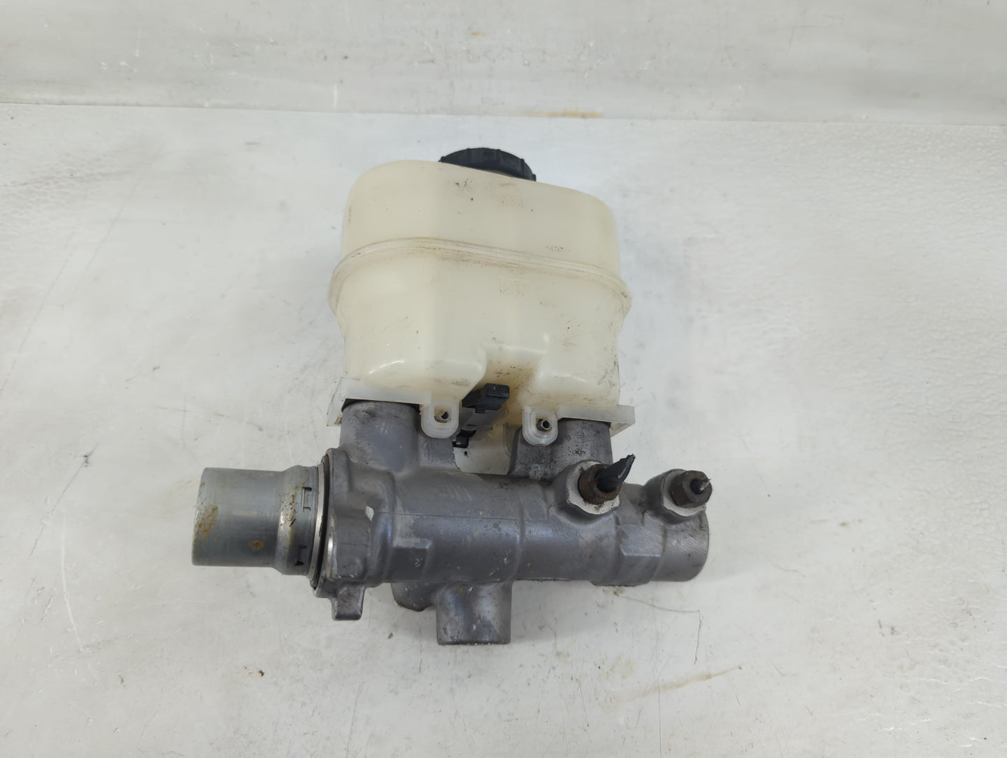 Ford Expedition Brake Master Cylinder 1198897 - Oemusedautoparts1.com
