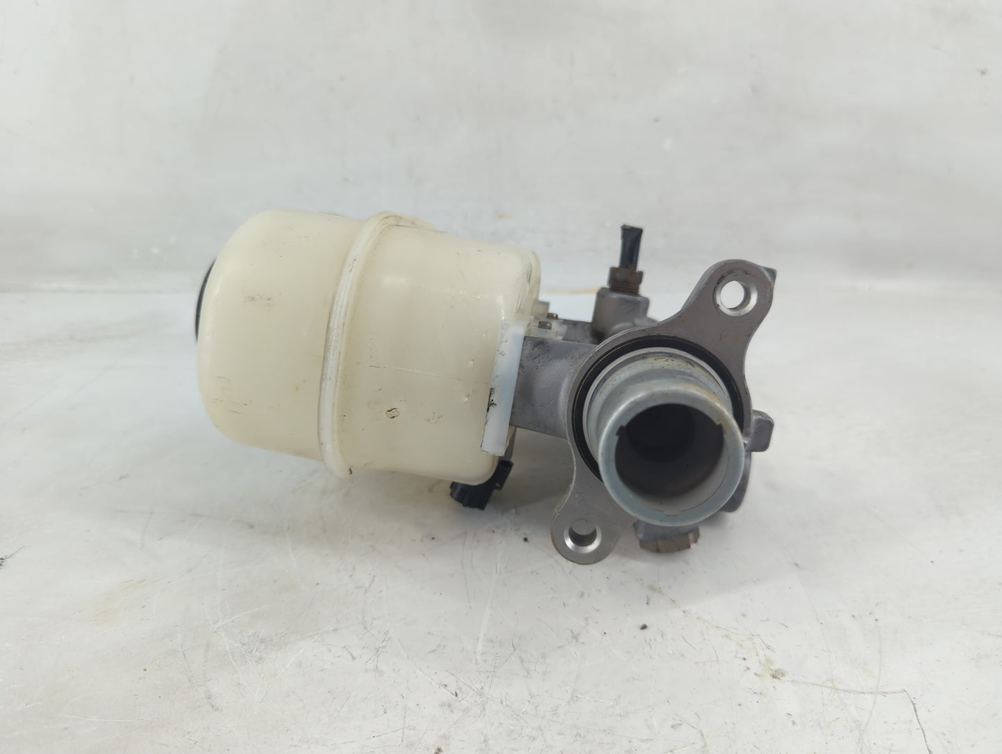 Ford Expedition Brake Master Cylinder 1198897 - Oemusedautoparts1.com
