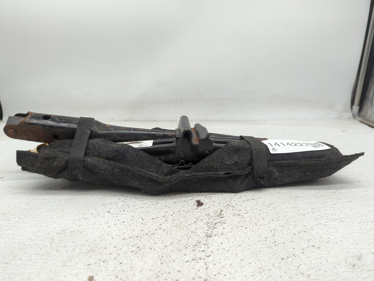 2011 Ford Explorer Spare Scissor Car Jack 1414227 - Oemusedautoparts1.com