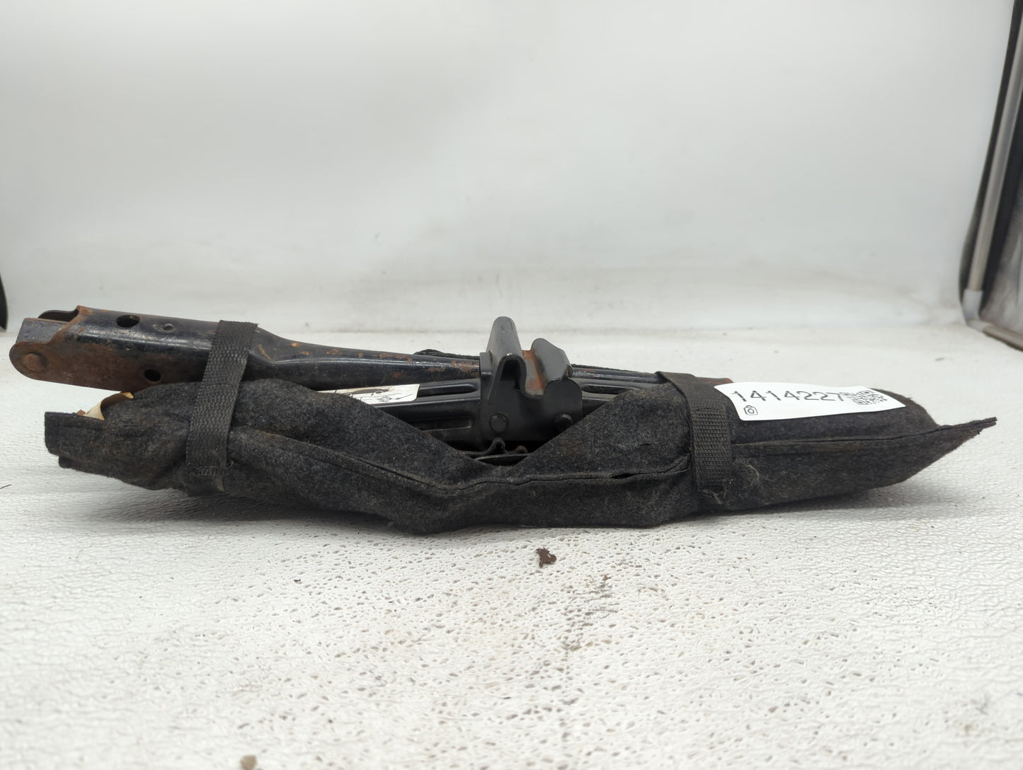 2011 Ford Explorer Spare Scissor Car Jack 1414227 - Oemusedautoparts1.com