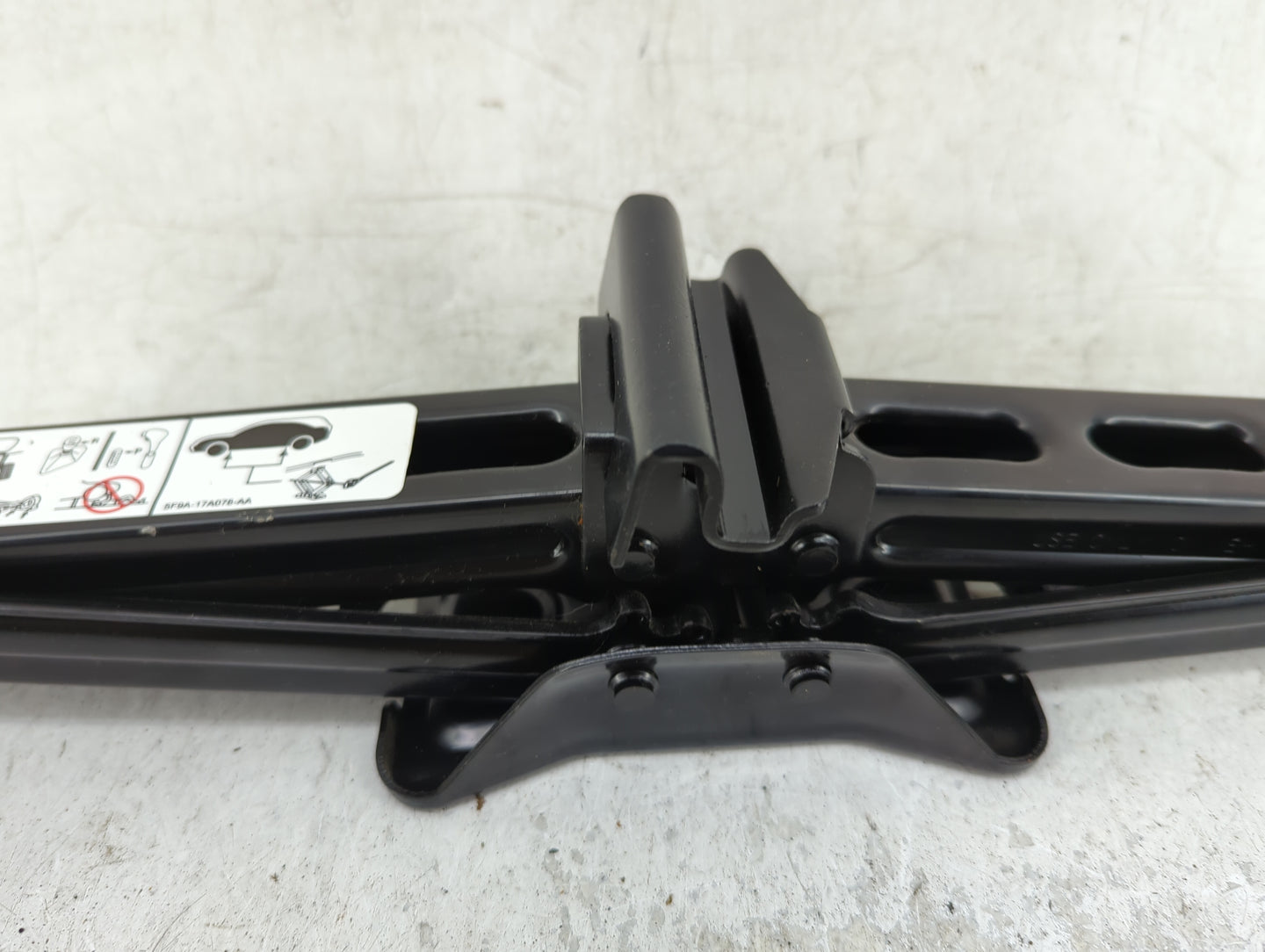 2011 Ford Explorer Spare Scissor Car Jack 1415294 - Oemusedautoparts1.com