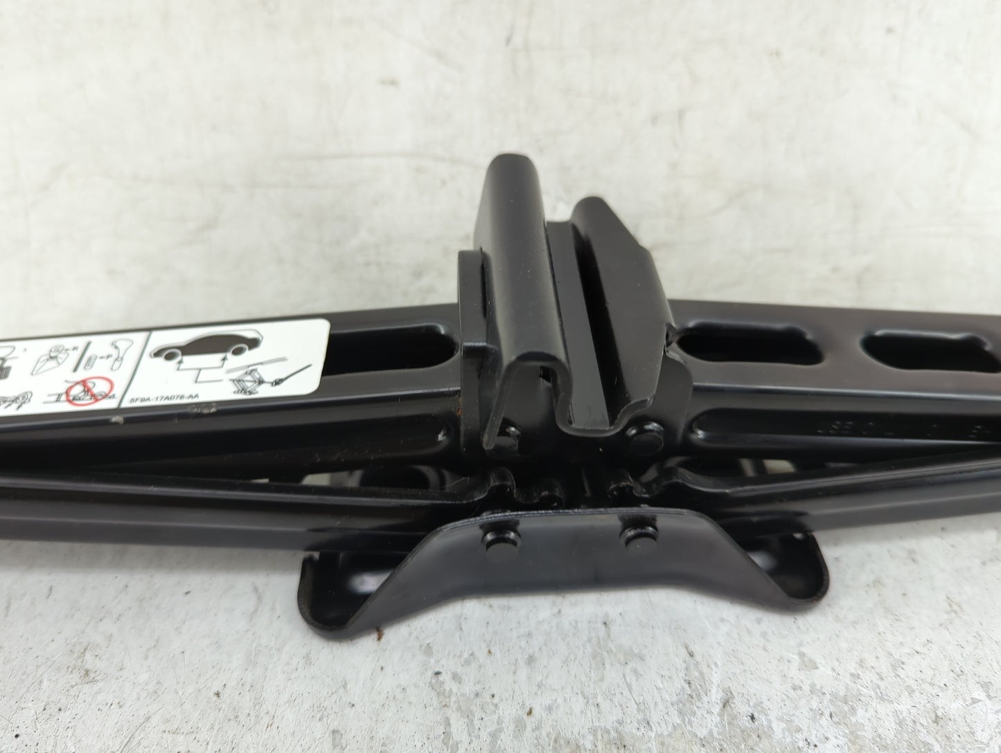 2011 Ford Explorer Spare Scissor Car Jack 1415294 - Oemusedautoparts1.com