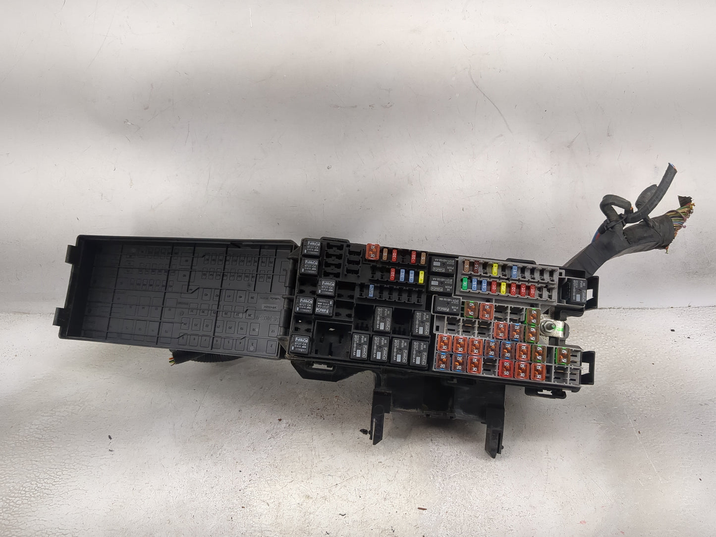 2011-2012 Ford Explorer Fusebox Fuse Box Panel Relay Module P/N:BT4T-14A003-AA 8T2T-CA, 8T2T-14B192-AA Fits Fits 2011 2012 O