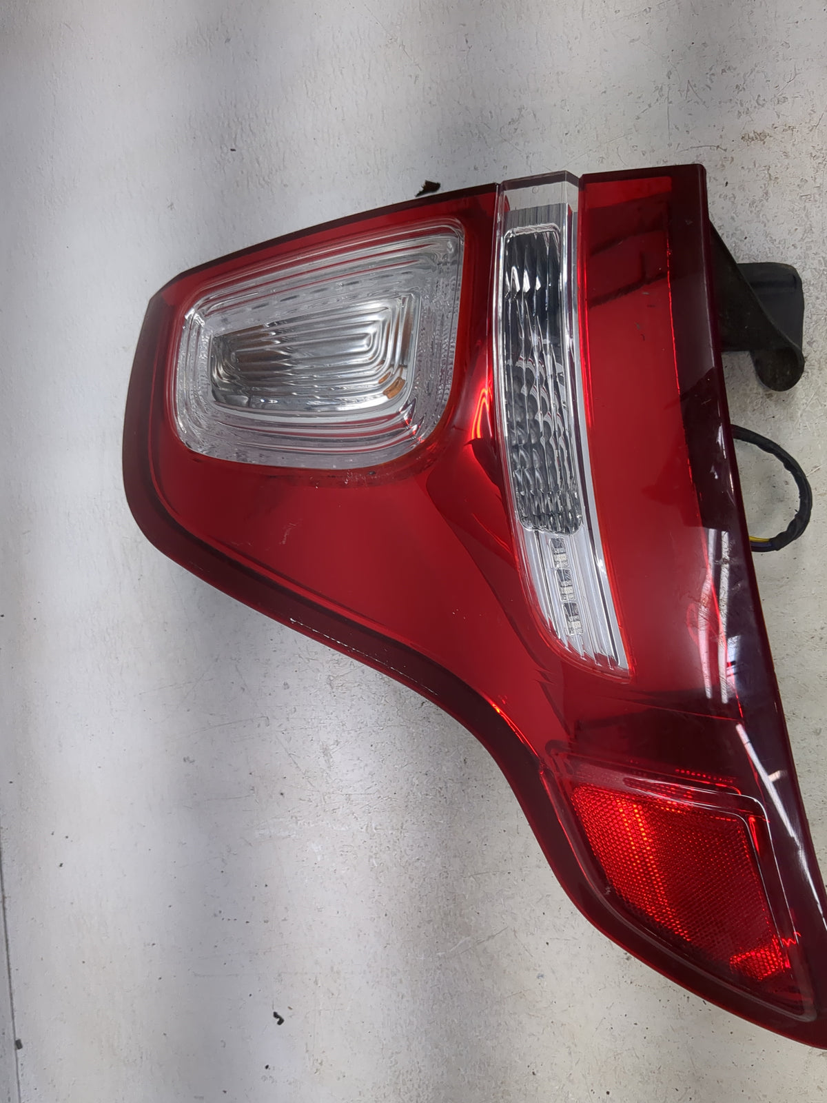 2011 Ford Explorer Passenger Right Side Deck Lid Mounted Tail Light - Oemusedautoparts1.com