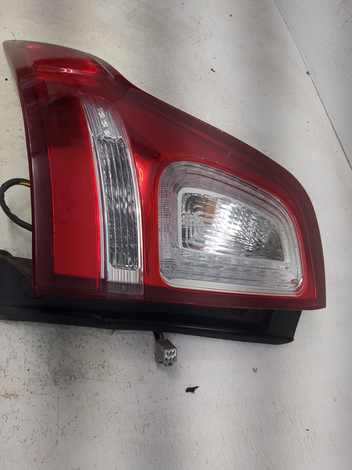 2011 Ford Explorer Passenger Right Side Deck Lid Mounted Tail Light - Oemusedautoparts1.com