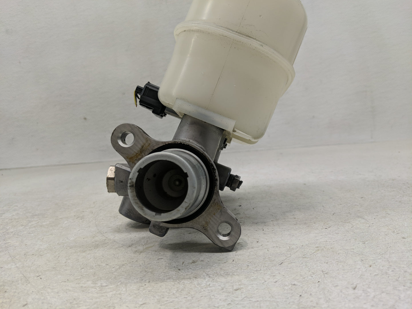 2011-2013 Ford F-150 Brake Master Cylinder - Oemusedautoparts1.com