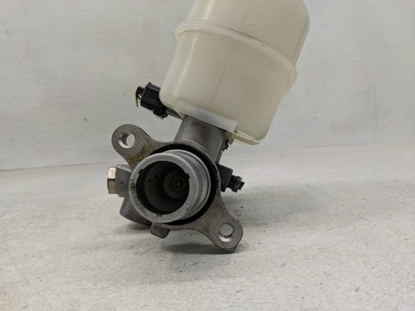 2011-2013 Ford F-150 Brake Master Cylinder - Oemusedautoparts1.com