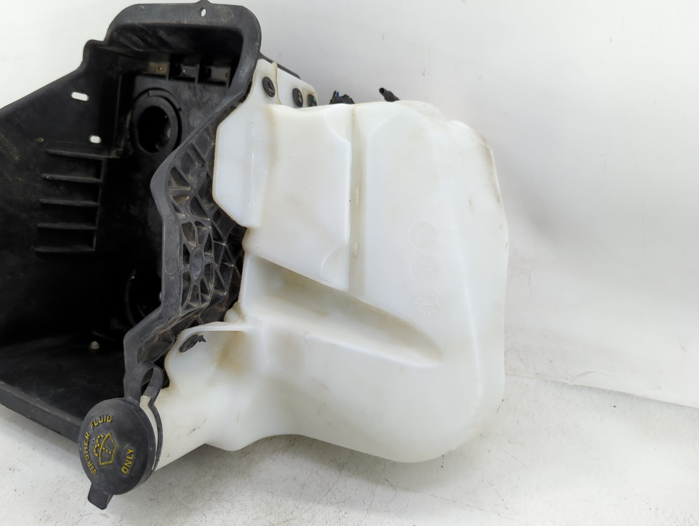 2009-2014 Ford F-150 Windshield Washer Fluid Reservoir Bottle Oem - Oemusedautoparts1.com