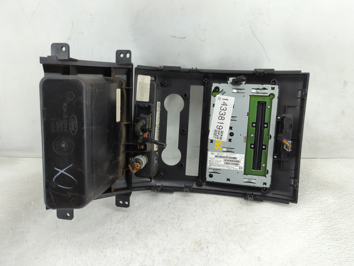 2011 Ford F-150 Radio AM FM Cd Player Receiver Replacement P/N:BL3T-18A802-HD EU-1522A-D Fits OEM Used Auto Parts - Oemuseda