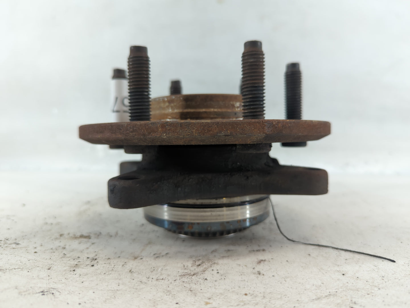 2011-2014 Ford F-150 Driver Front Wheel Hub Oem - Oemusedautoparts1.com