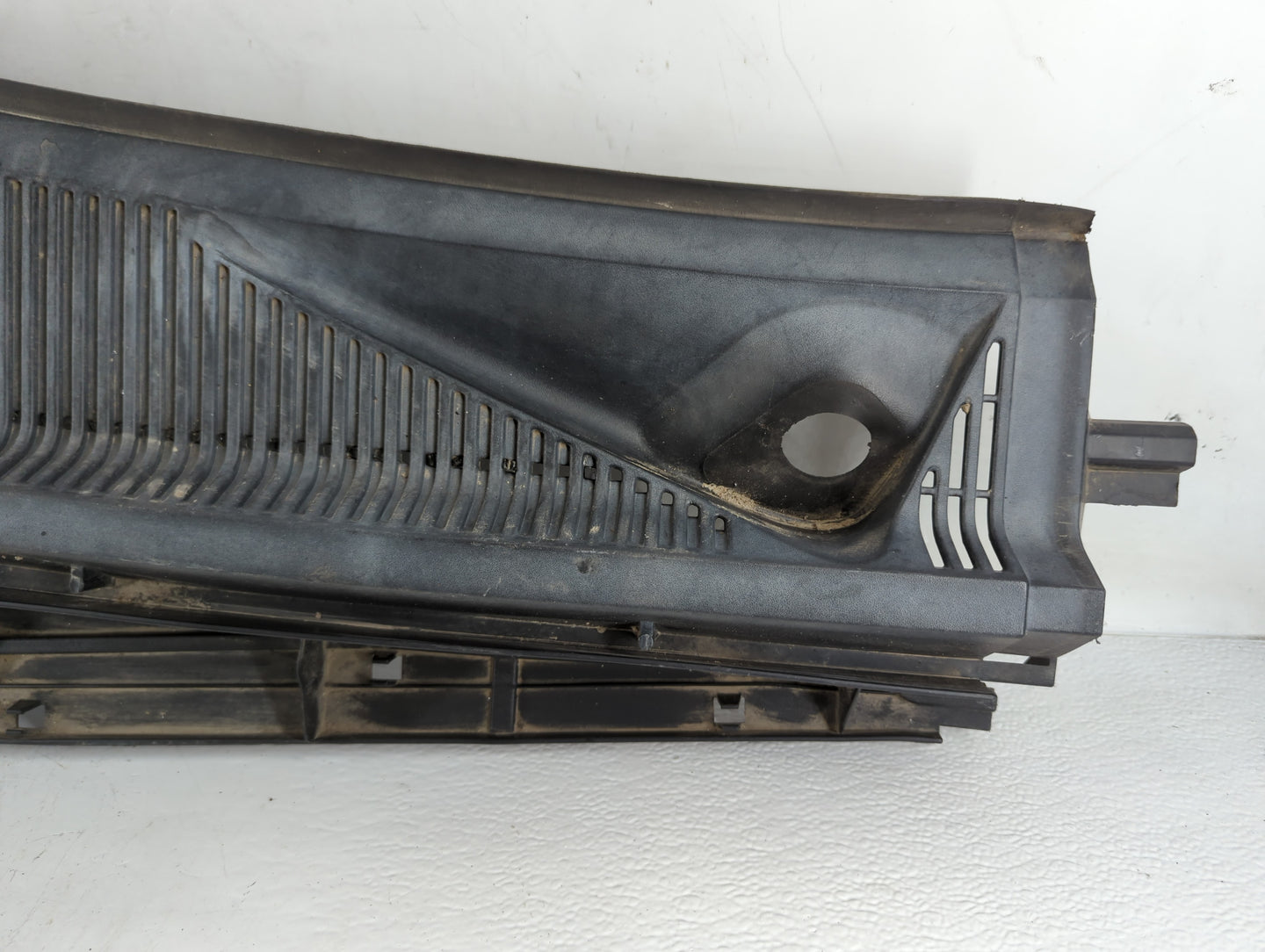 2011 Ford F-350 Super Duty Windshield Cowl Vent Panel - Oemusedautoparts1.com