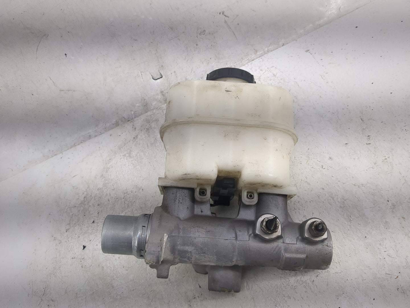 Ford F150 Brake Master Cylinder 1498404 - Oemusedautoparts1.com