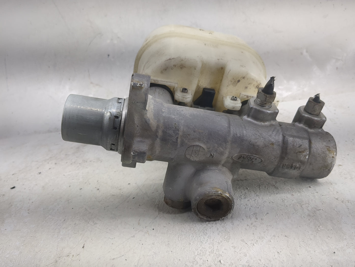 Ford F150 Brake Master Cylinder 1498404 - Oemusedautoparts1.com