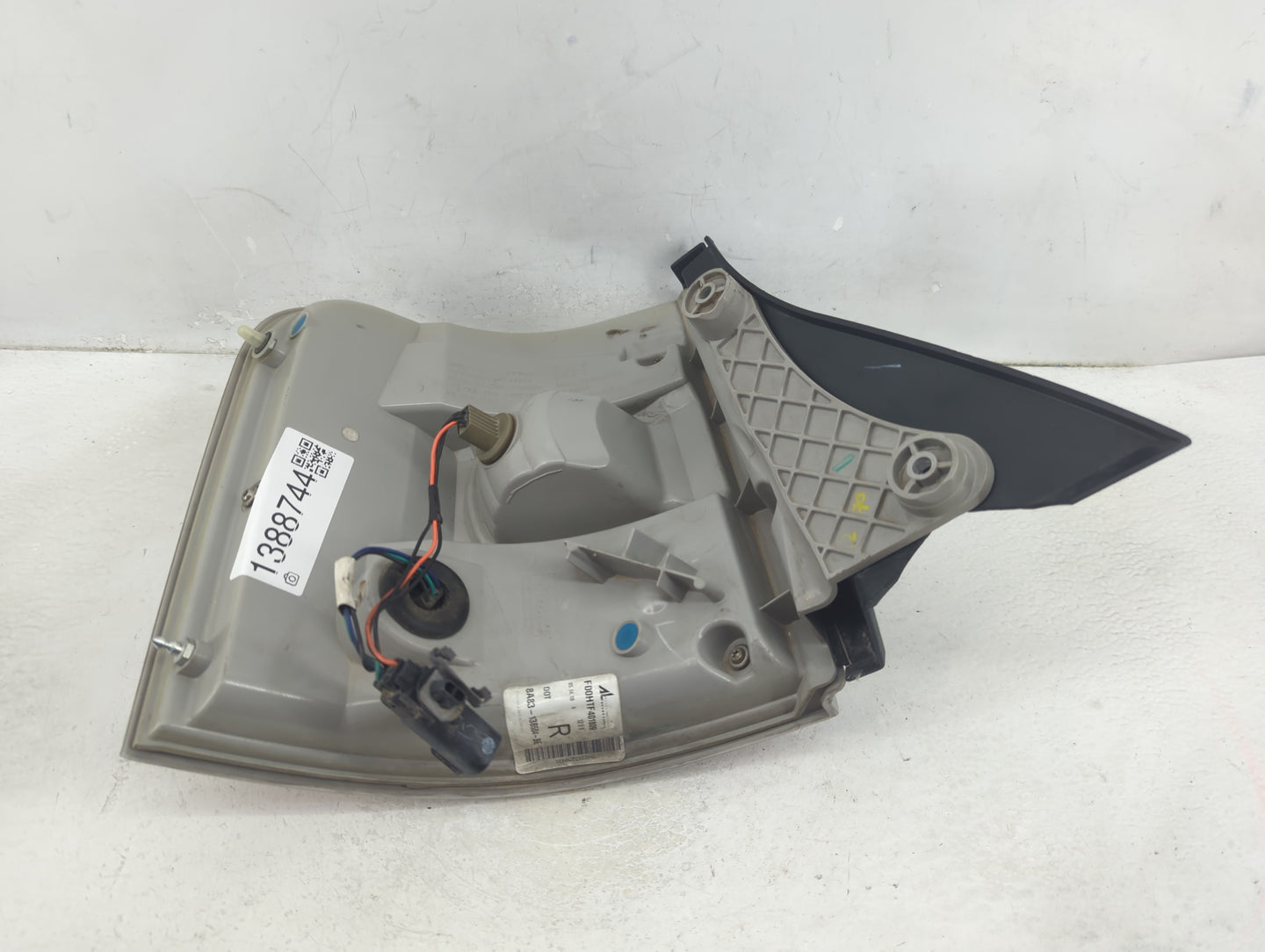 2009-2011 Ford Flex Tail Light Assembly Passenger Right OEM P/N:8A83-13B504-BE Fits Fits 2009 2010 2011 OEM Used Auto Parts 