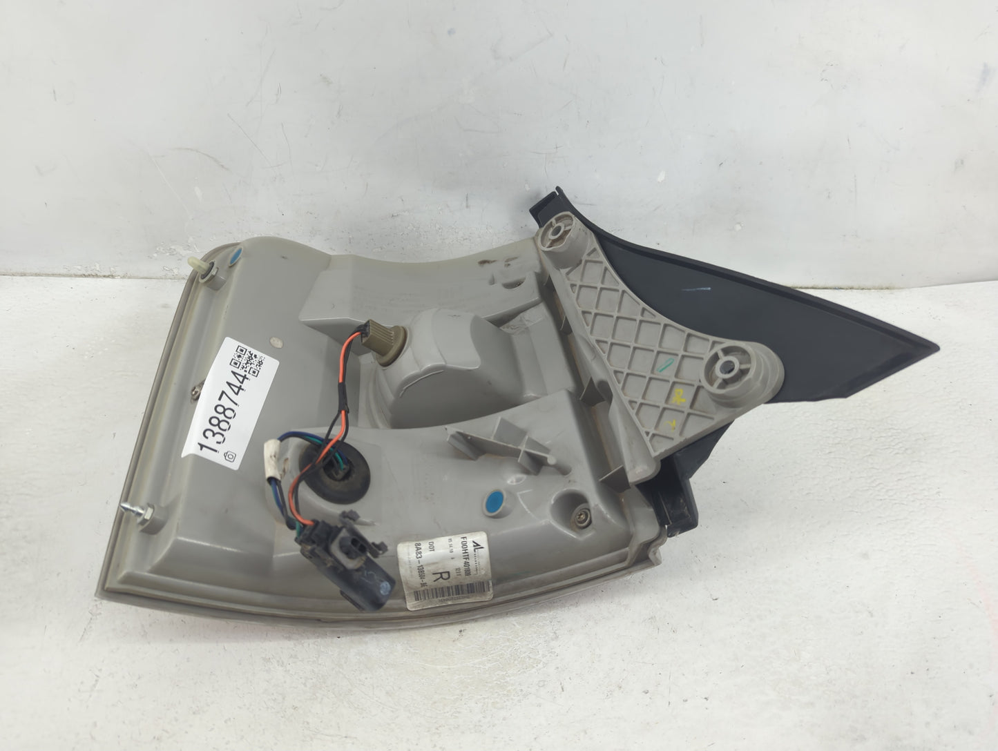 2009-2011 Ford Flex Tail Light Assembly Passenger Right OEM P/N:8A83-13B504-BE Fits Fits 2009 2010 2011 OEM Used Auto Parts 