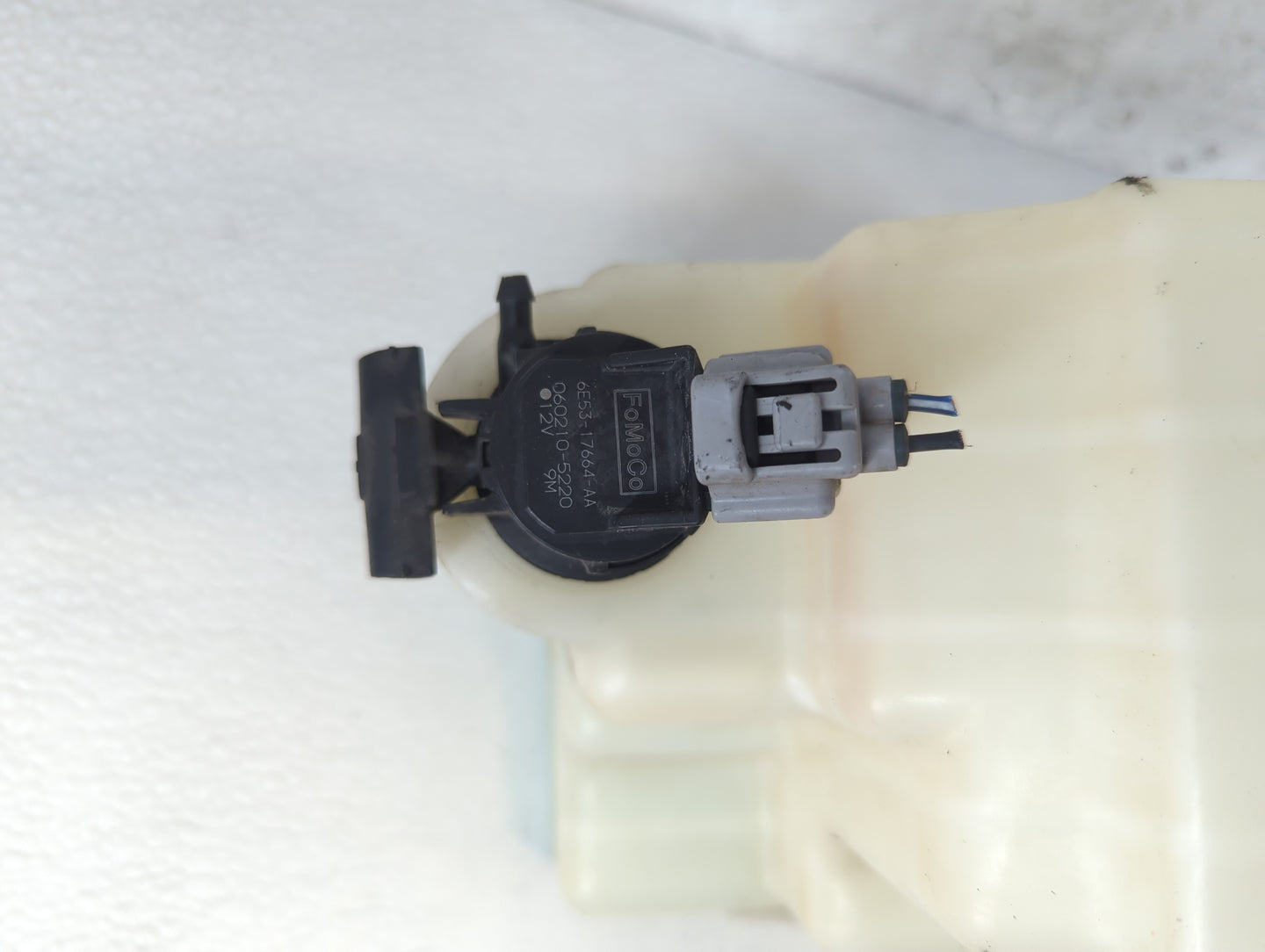 2006-2012 Ford Fusion Windshield Washer Fluid Reservoir Bottle Oem - Oemusedautoparts1.com