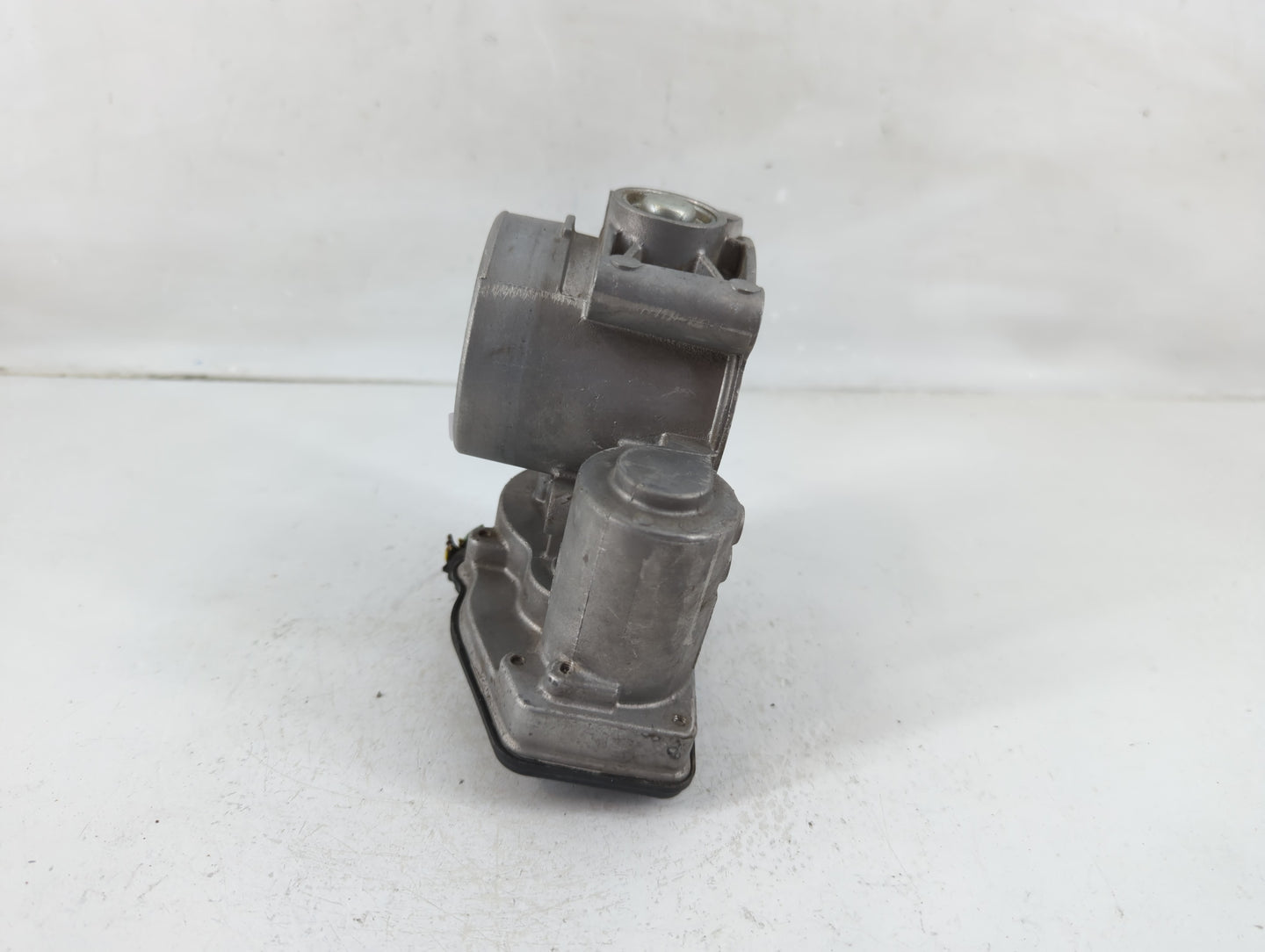 2010-2012 Ford Fusion Throttle Body P/N:9L8E-BF Fits Fits 2009 2010 2011 2012 OEM Used Auto Parts - Oemusedautoparts1.com