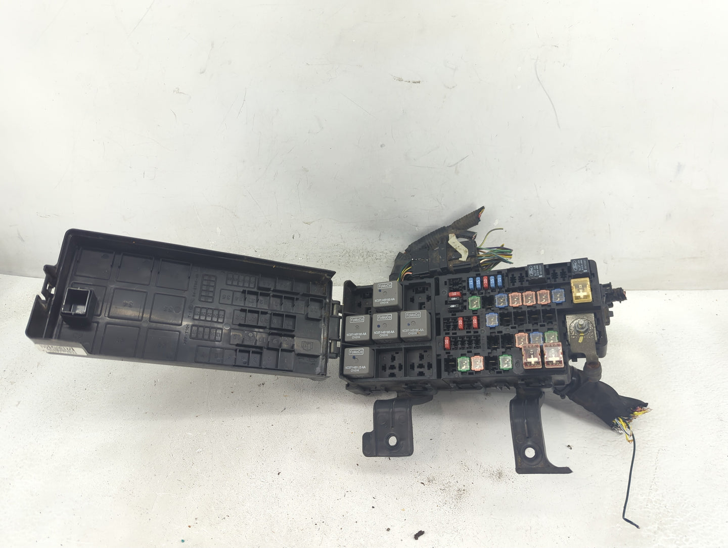 2010-2012 Ford Fusion Fusebox Fuse Box Panel Relay Module P/N:BE5T-14290-E Fits Fits 2010 2011 2012 OEM Used Auto Parts - Oe