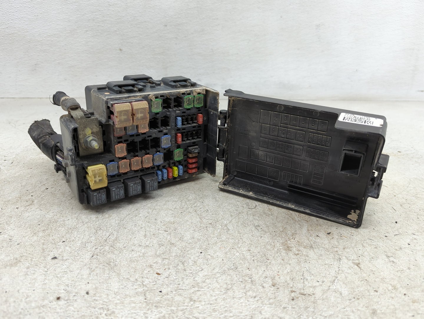 2010-2012 Ford Fusion Fusebox Fuse Box Panel Relay Module P/N:BE5T-14290-A Fits Fits 2010 2011 2012 OEM Used Auto Parts - Oe