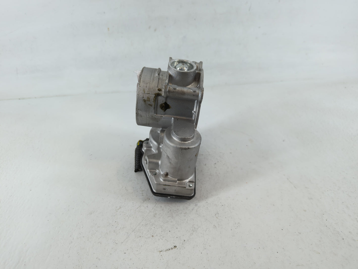 2010-2012 Ford Fusion Throttle Body P/N:6MM3402 Fits Fits 2009 2010 2011 2012 OEM Used Auto Parts - Oemusedautoparts1.com