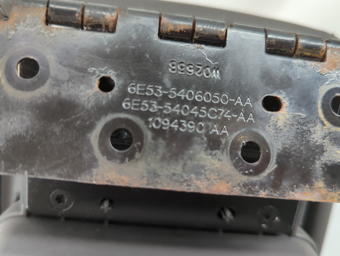 2011 Ford Fusion Center Console Armrest Cover Lid P/N:6E53-54045C74-AA 6E53-5406050-AA Fits OEM Used Auto Parts - Oemusedaut