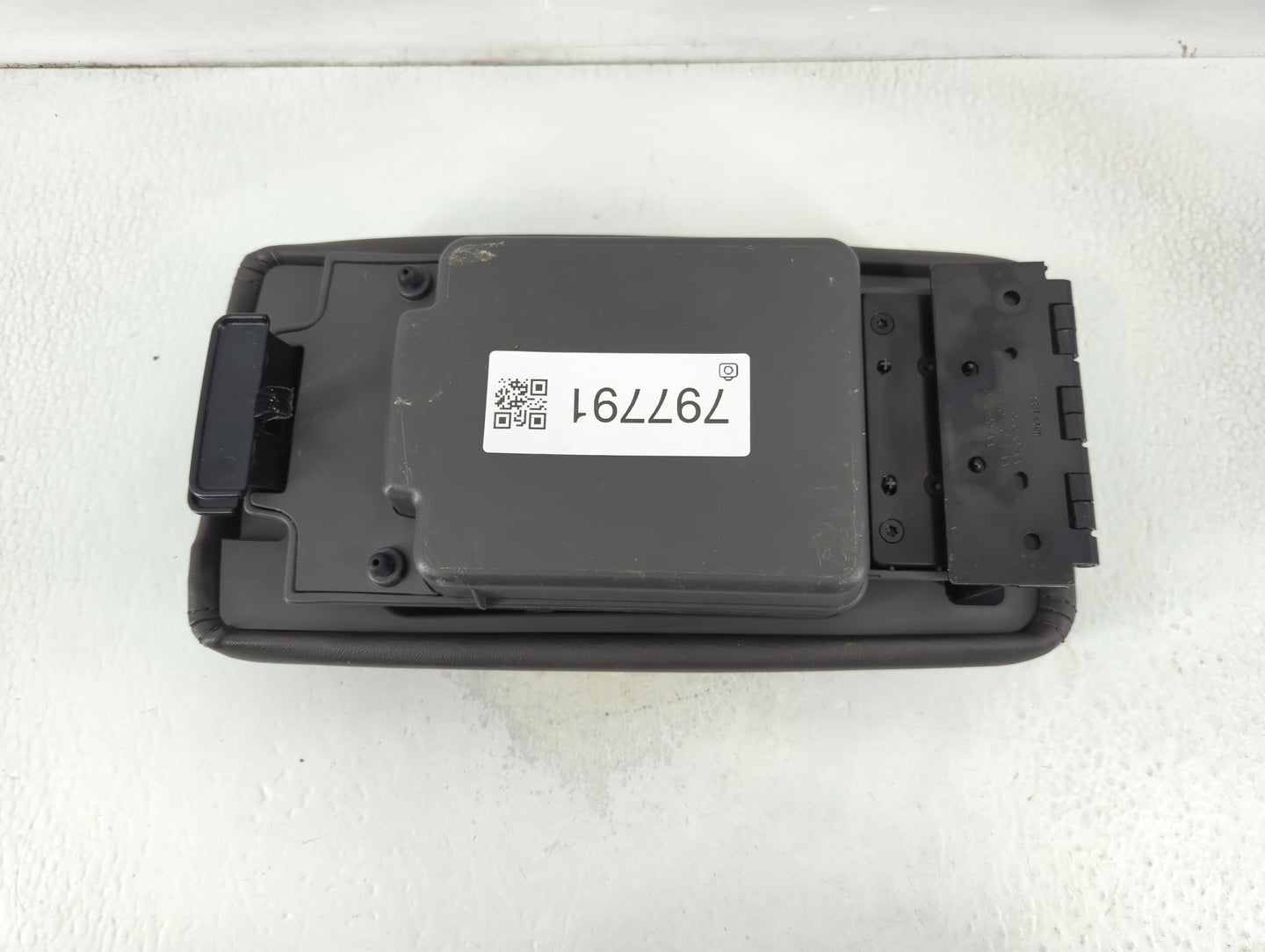 2011 Ford Fusion Center Console Armrest Cover Lid P/N:1094390AA 6E53-54045C74-AA, 6E53-5406050-AA Fits OEM Used Auto Parts -