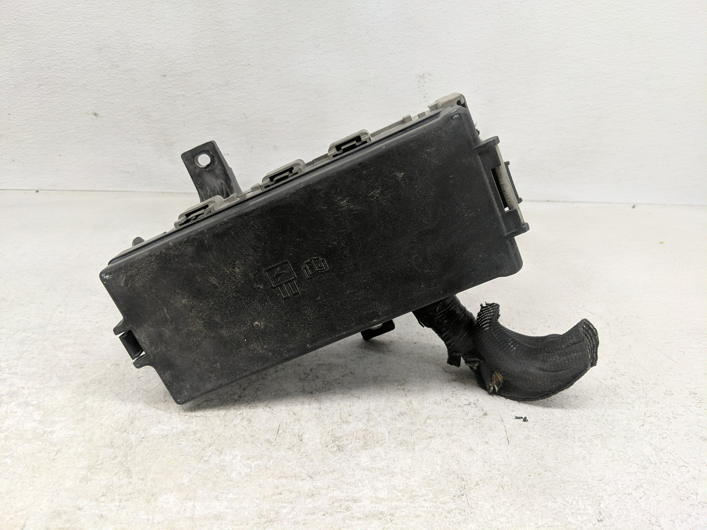 2010-2011 Ford Mustang Fusebox Fuse Box Panel Relay Module P/N:AR3T-14A003-AB Fits Fits 2010 2011 OEM Used Auto Parts - Oemu