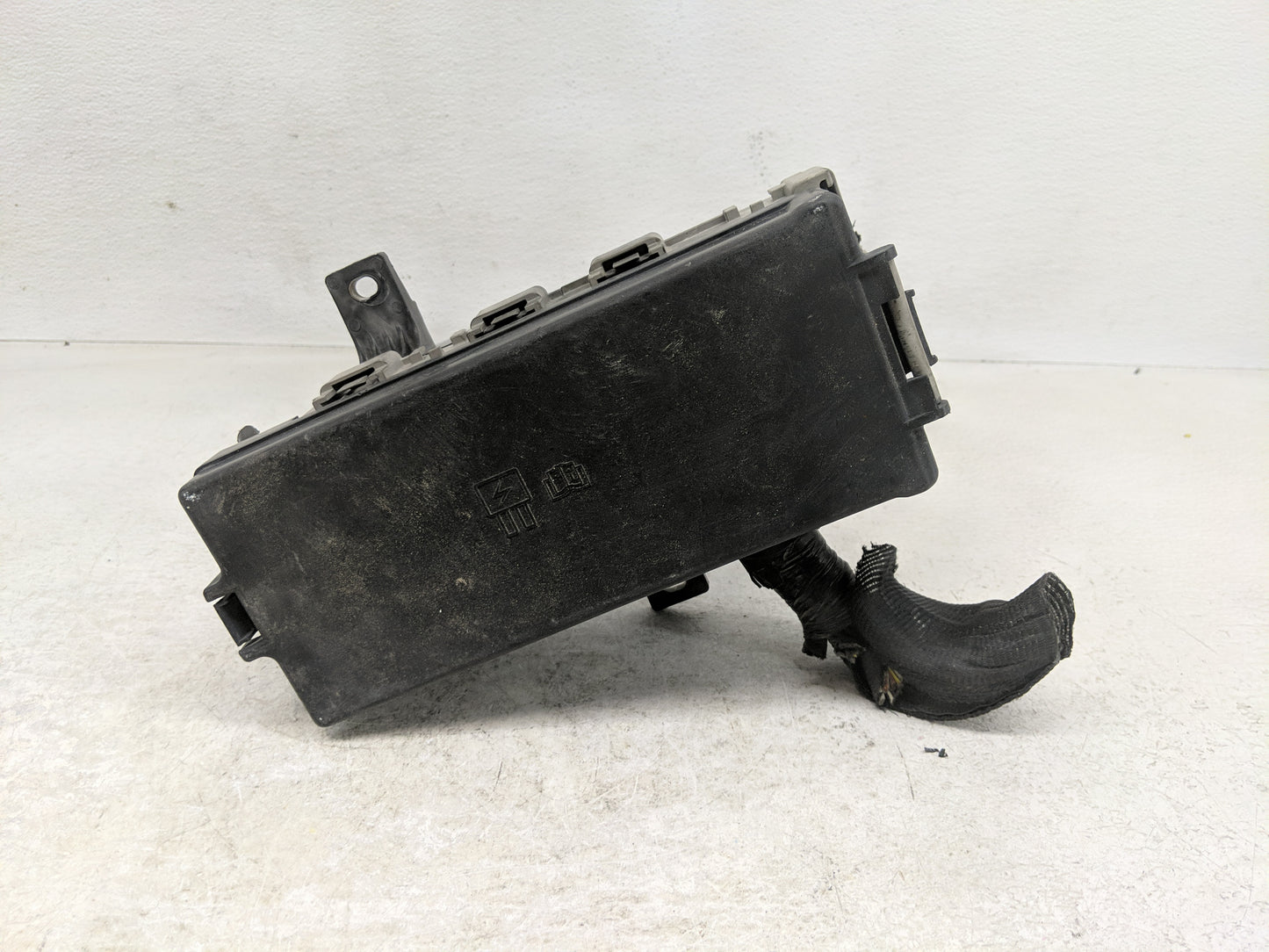 2010-2011 Ford Mustang Fusebox Fuse Box Panel Relay Module P/N:AR3T-14A003-AB Fits Fits 2010 2011 OEM Used Auto Parts - Oemu