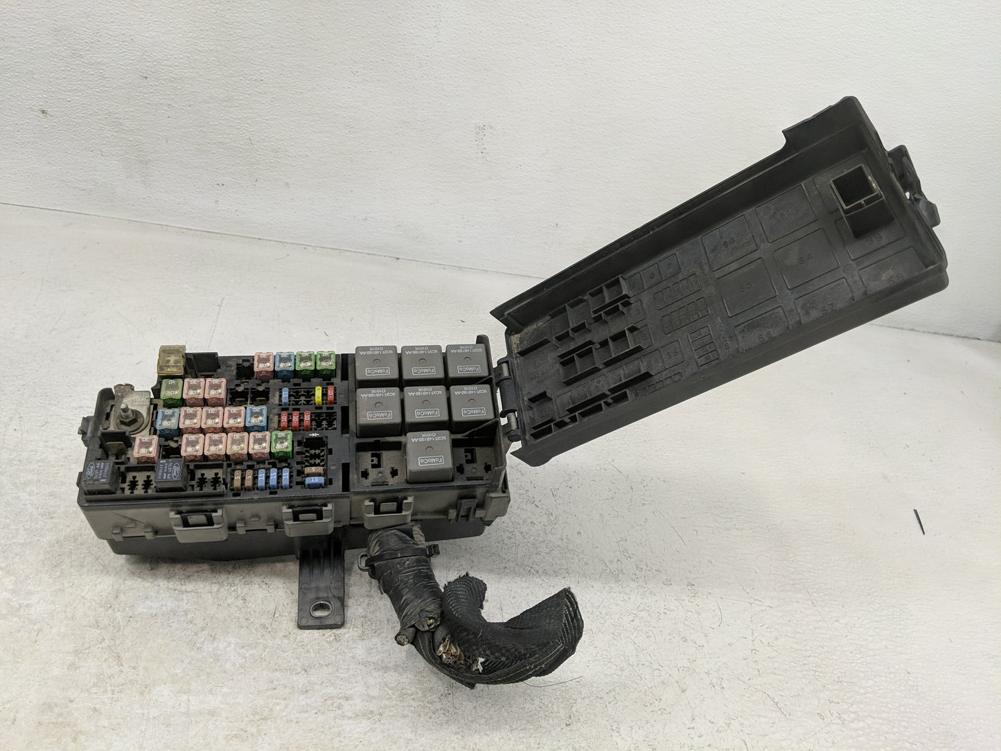 2010-2011 Ford Mustang Fusebox Fuse Box Panel Relay Module P/N:AR3T-14A003-AB Fits Fits 2010 2011 OEM Used Auto Parts - Oemu