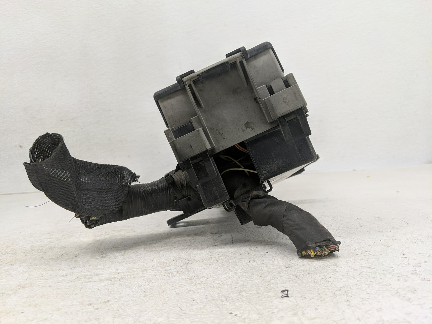 2010-2011 Ford Mustang Fusebox Fuse Box Panel Relay Module P/N:AR3T-14A003-AB Fits Fits 2010 2011 OEM Used Auto Parts - Oemu