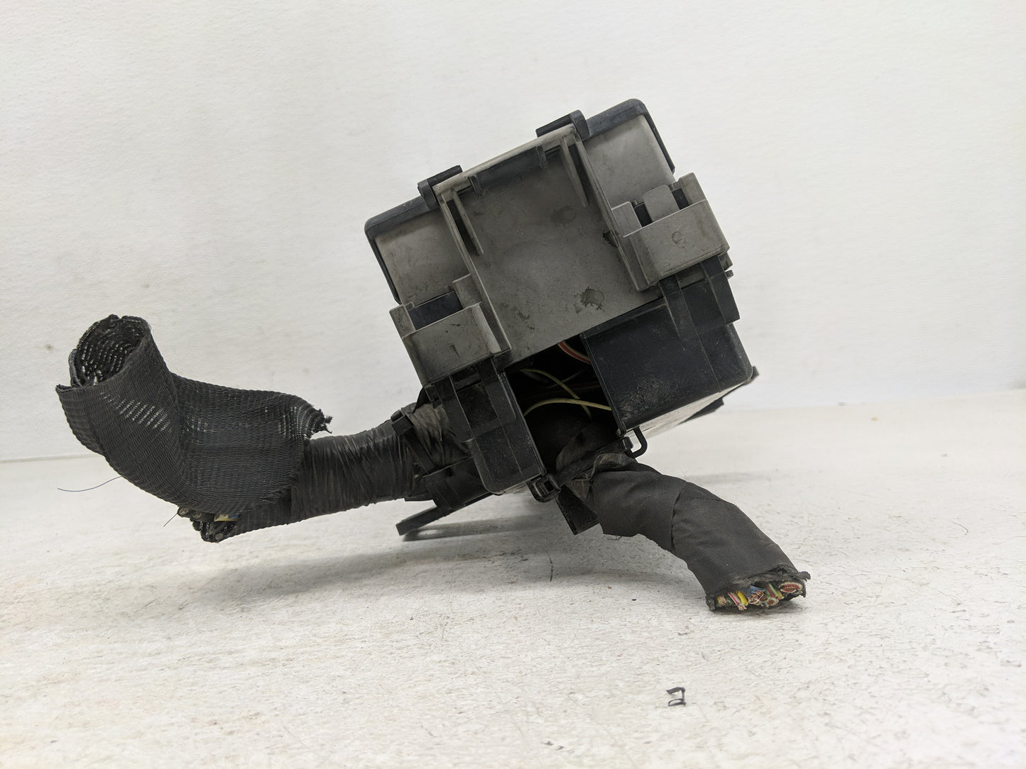 2010-2011 Ford Mustang Fusebox Fuse Box Panel Relay Module P/N:AR3T-14A003-AB Fits Fits 2010 2011 OEM Used Auto Parts - Oemu