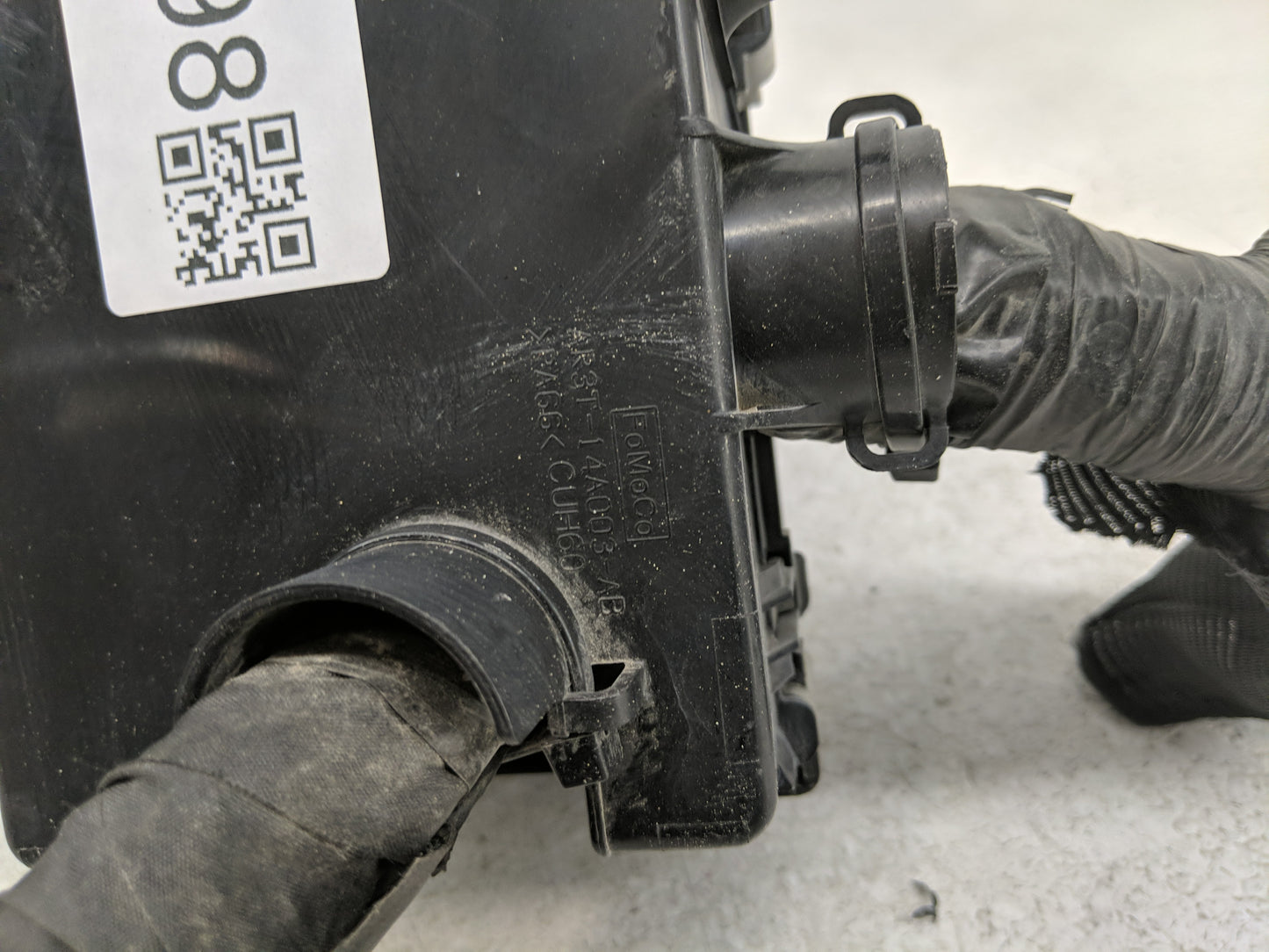 2010-2011 Ford Mustang Fusebox Fuse Box Panel Relay Module P/N:AR3T-14A003-AB Fits Fits 2010 2011 OEM Used Auto Parts - Oemu