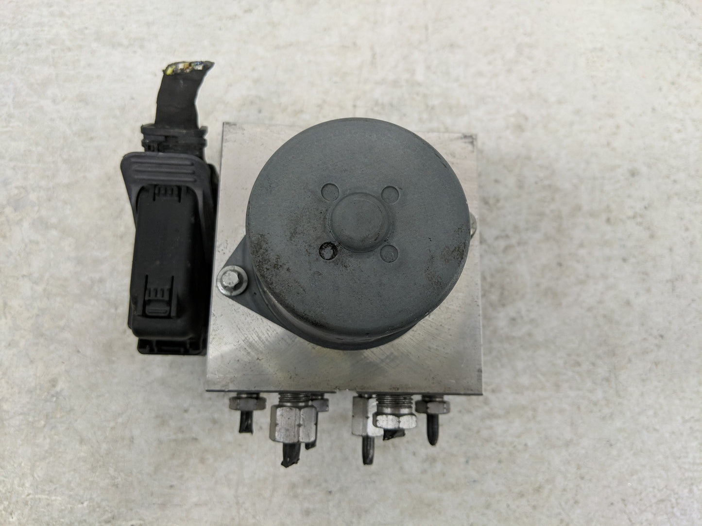 2011 Ford Mustang ABS Pump Control Module Replacement P/N:BR33-2C405-AE Fits OEM Used Auto Parts - Oemusedautoparts1.com