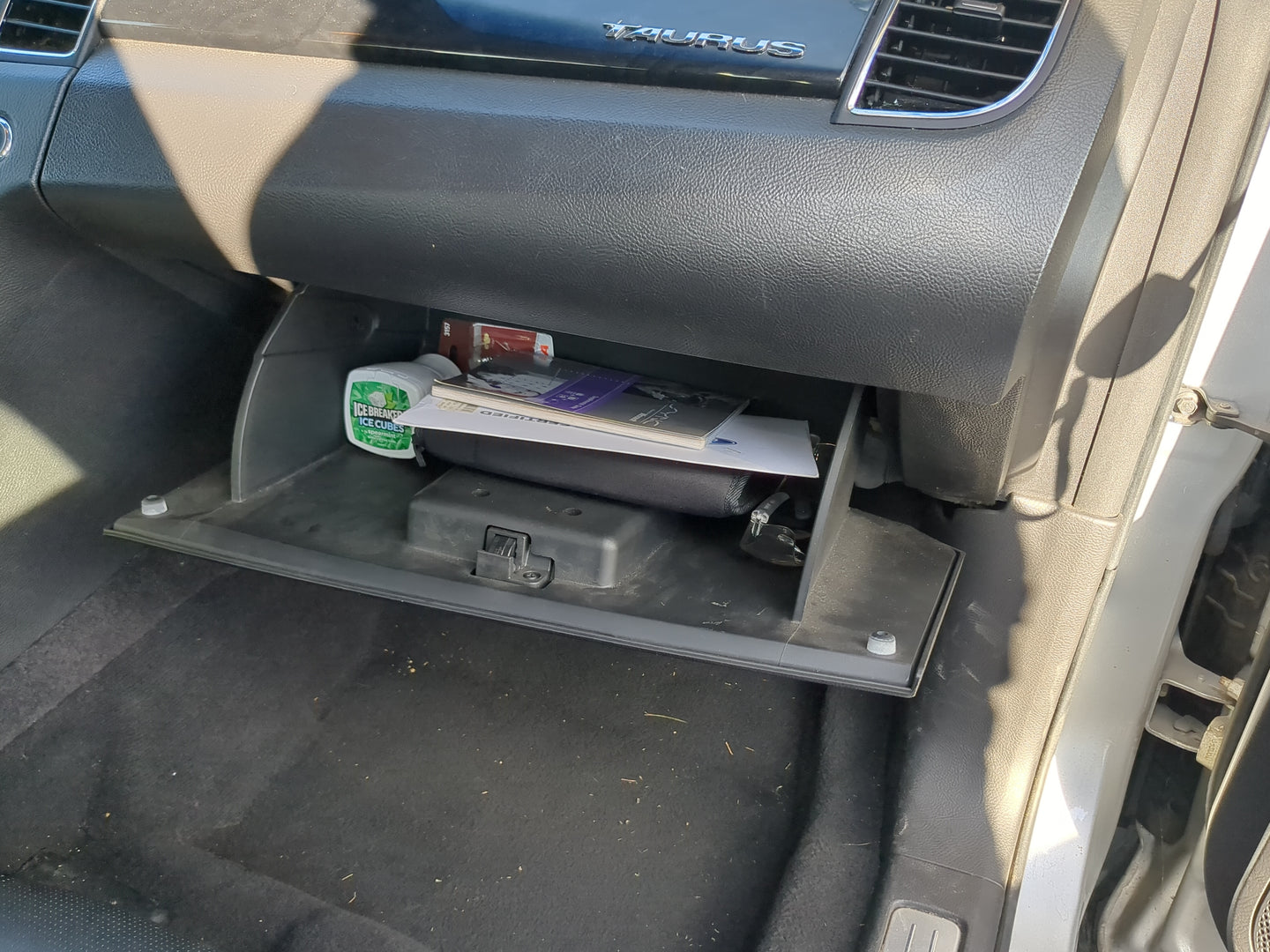 2011 Ford Taurus Passenger Glove Box Door Storage Compartment 1198372 - Oemusedautoparts1.com