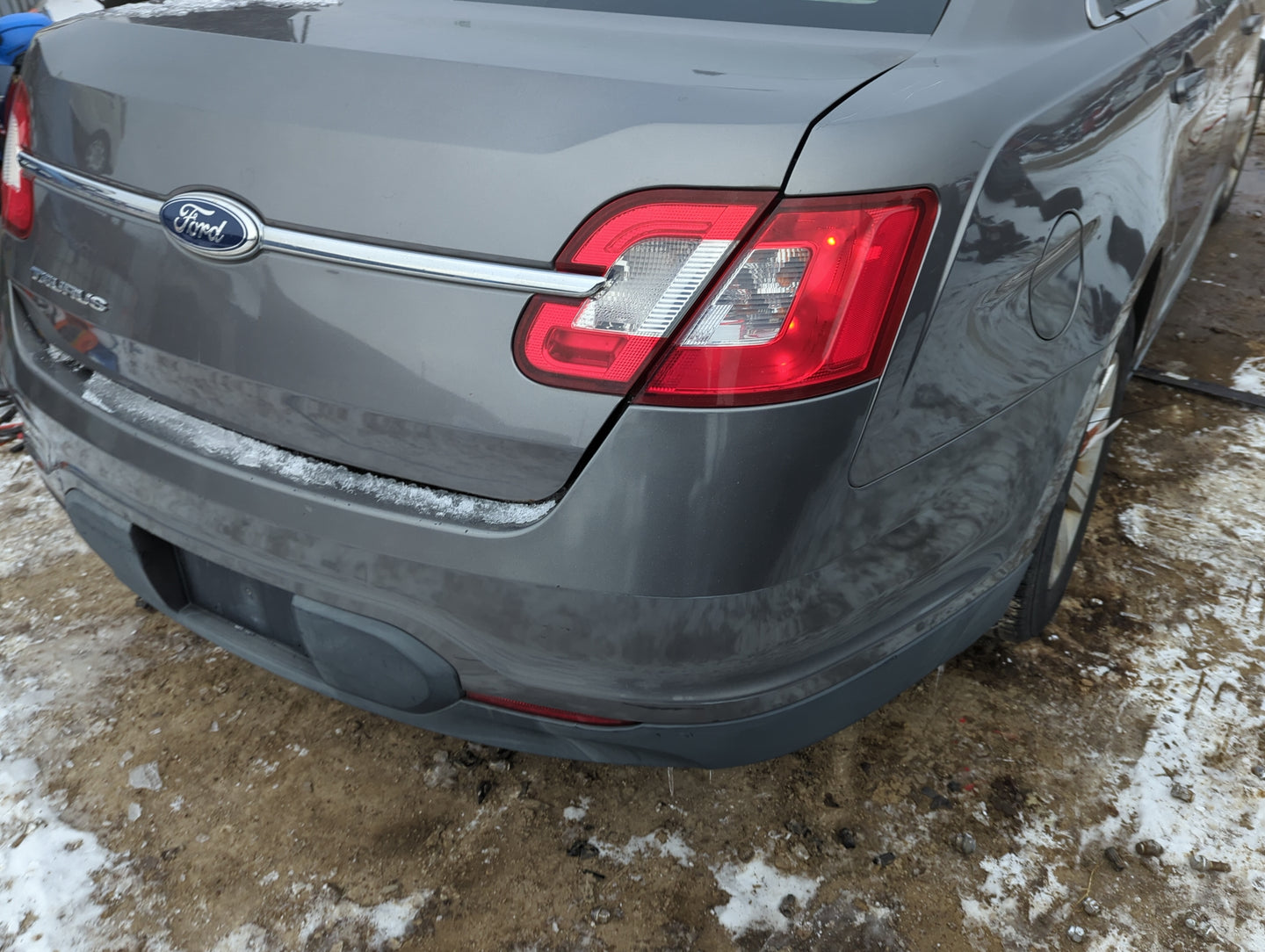 2010-2012 Ford Taurus Rear Bumper Assembly Oem 1310743 - Oemusedautoparts1.com