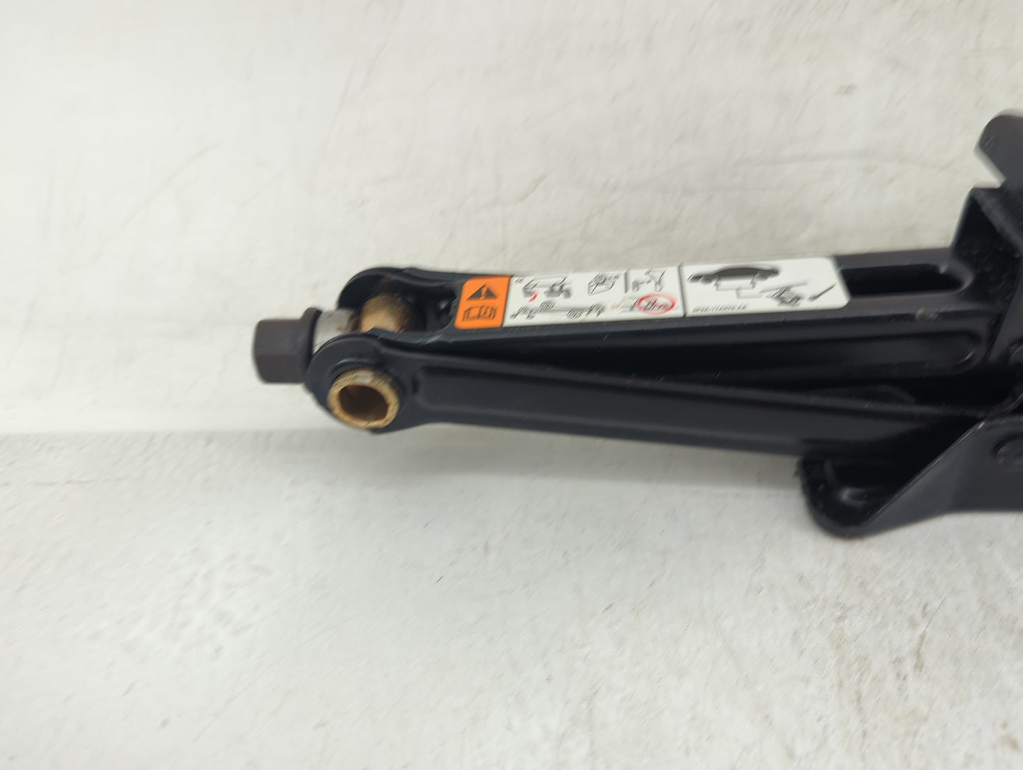2011 Ford Taurus Spare Scissor Car Jack 1416023 - Oemusedautoparts1.com
