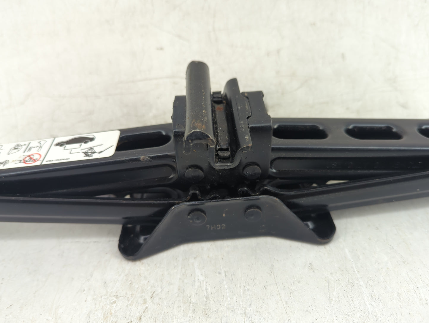 2011 Ford Taurus Spare Scissor Car Jack 1416023 - Oemusedautoparts1.com