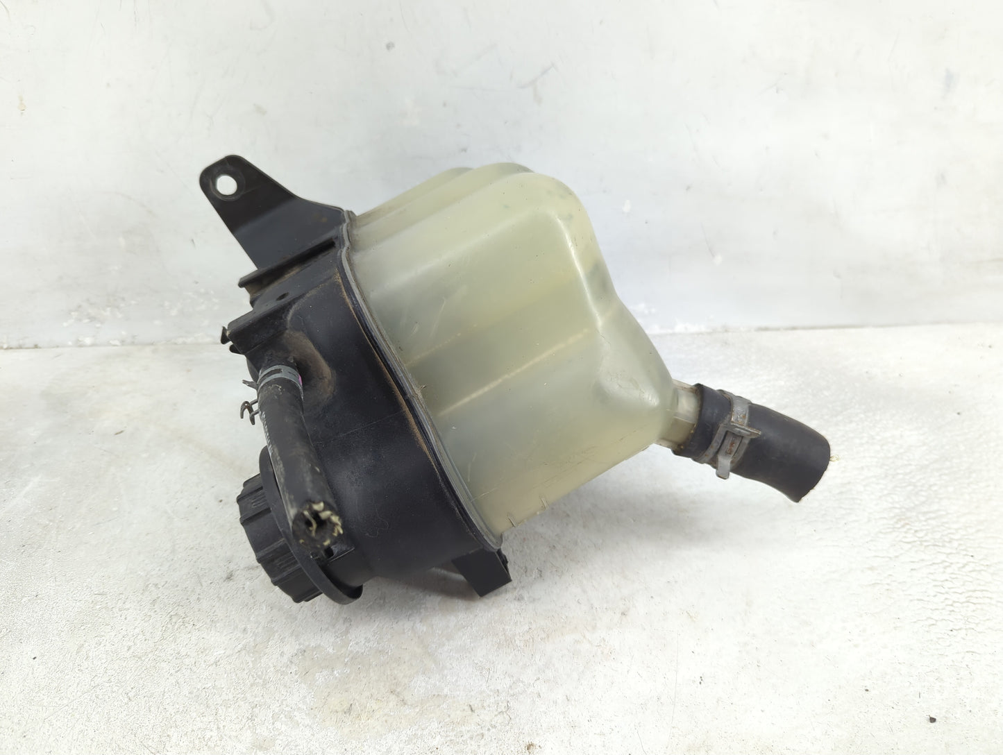 2008-2011 Ford Taurus Radiator Coolant Overflow Expansion Tank Bottle 1433182 - Oemusedautoparts1.com
