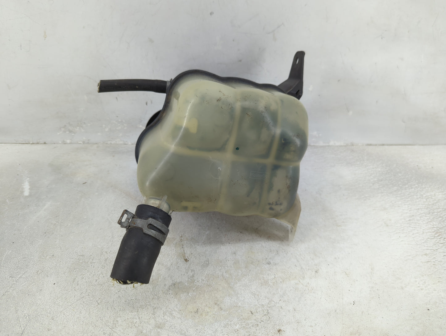 2008-2011 Ford Taurus Radiator Coolant Overflow Expansion Tank Bottle 1433182 - Oemusedautoparts1.com