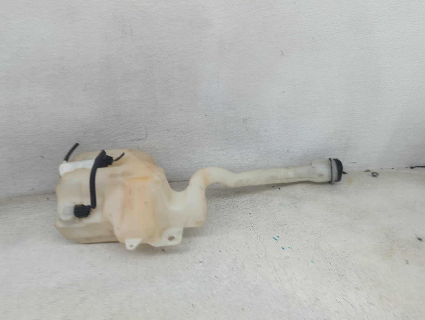 2008-2013 Ford Taurus Windshield Washer Fluid Reservoir Bottle Oem 1473741 - Oemusedautoparts1.com