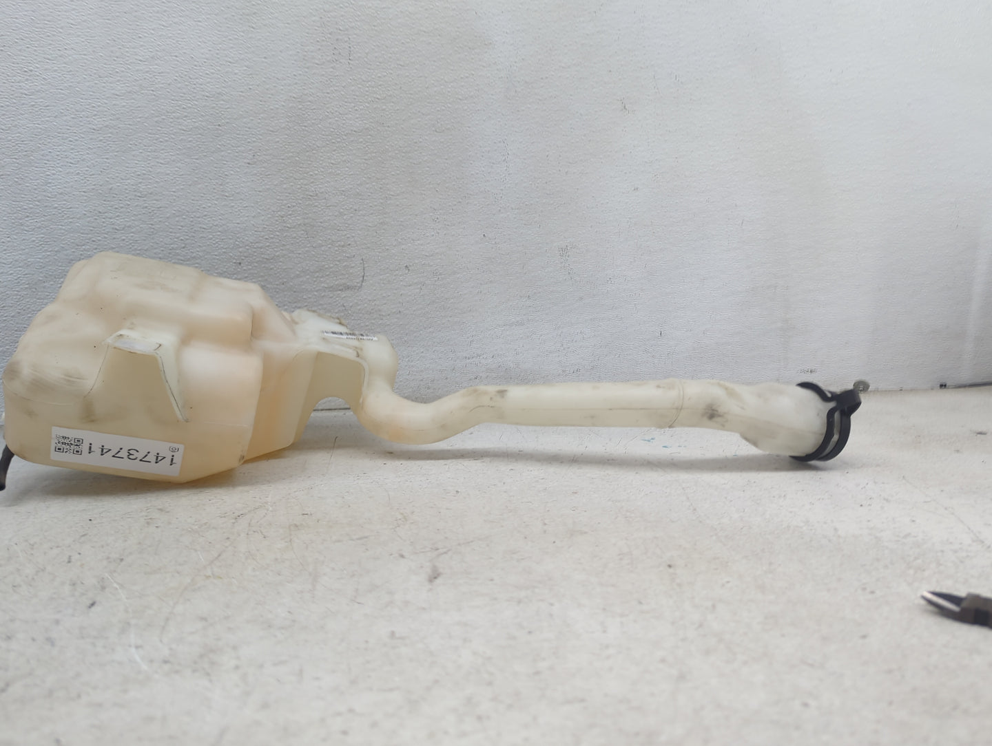 2008-2013 Ford Taurus Windshield Washer Fluid Reservoir Bottle Oem 1473741 - Oemusedautoparts1.com