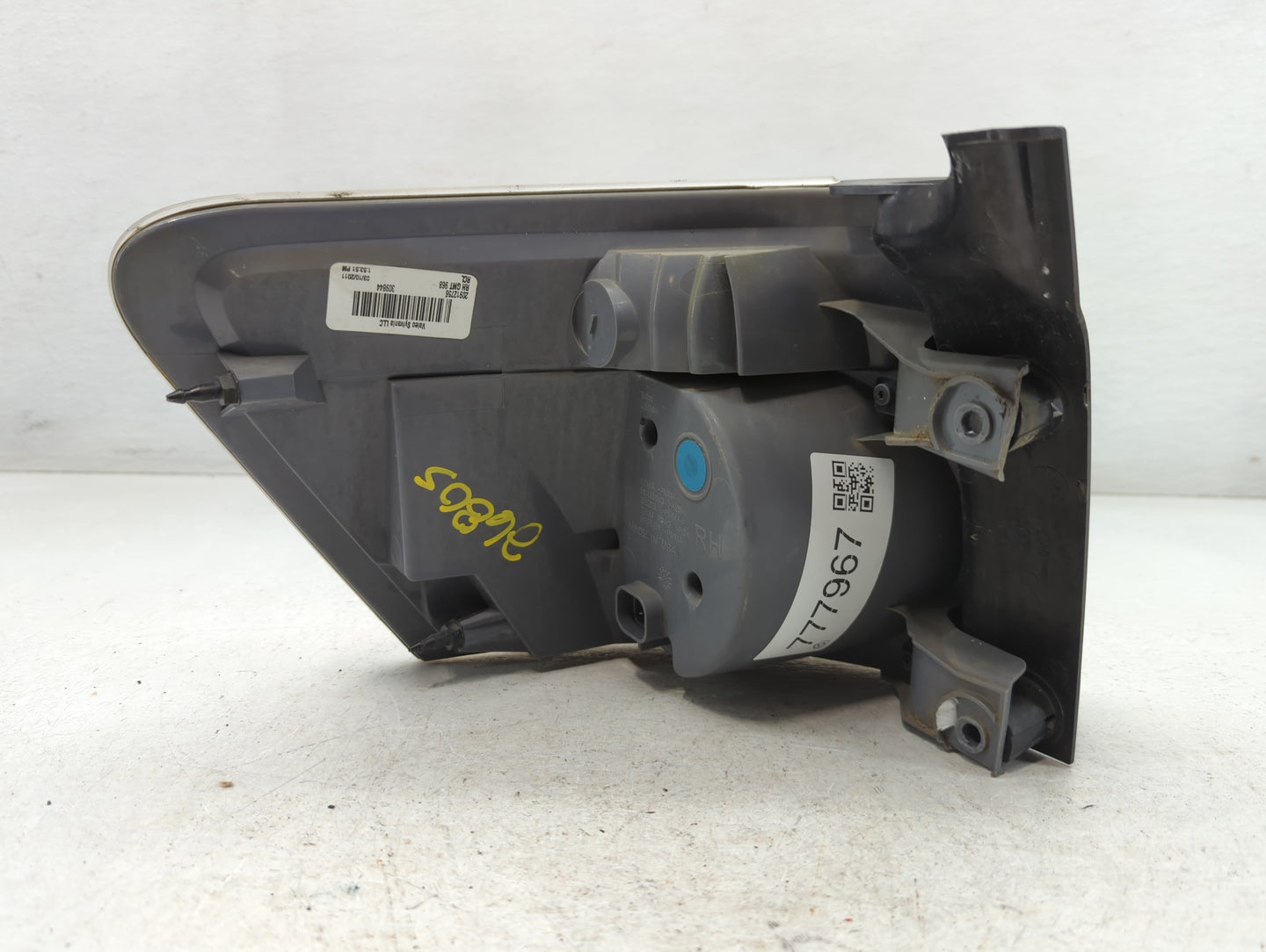 2007-2012 Gmc Acadia Rear Center Lid Brake Light Tail Light Fits Fits 2007 2008 2009 2010 2011 2012 OEM Used Auto Parts - Oe