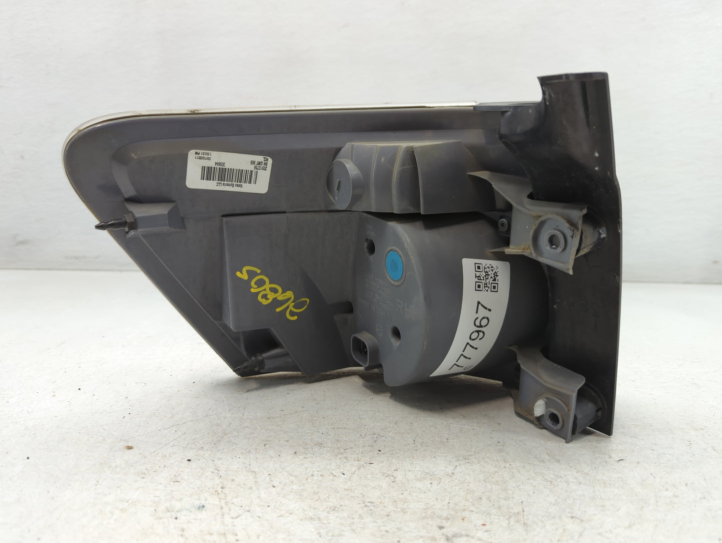 2007-2012 Gmc Acadia Rear Center Lid Brake Light Tail Light Fits Fits 2007 2008 2009 2010 2011 2012 OEM Used Auto Parts - Oe