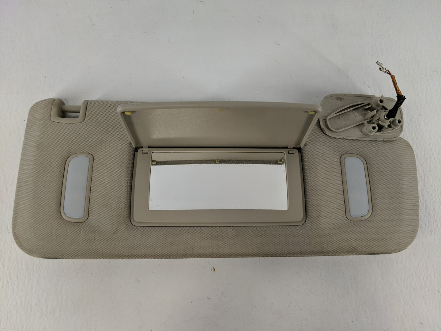 2007-2013 Gmc Sierra 1500 Sun Visor Shade Replacement Passenger Right Mirror Fits Fits 2007 2008 2009 2010 2011 2012 2013 20